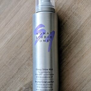 Monat Studio One Glossy Shine Mist